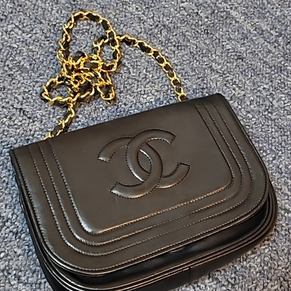 Chanel Vintage  Black Shoulder Bag with Gold Chain - Picture 3 of 12